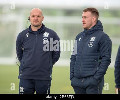 Edinburgh, Großbritannien. März 2020. Guinness Six Nations Rugby: Schottland-Trainer Gregor Townsend und Kapitän Stuart Hogg chatten gemeinsam während der Trainingseinheit der schottischen Mannschaft, Oriam, Heriot-Watt University Campus, Riccarton, Edinburgh, Schottland, Großbritannien. März 2020. Kredit: Ian Rutherford/Alamy Live News Stockfoto