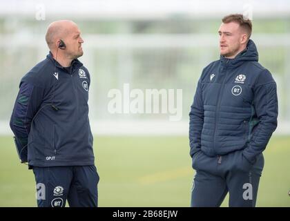 Edinburgh, Großbritannien. März 2020. Guinness Six Nations Rugby: Schottland-Trainer Gregor Townsend und Kapitän Stuart Hogg chatten gemeinsam während der Trainingseinheit der schottischen Mannschaft, Oriam, Heriot-Watt University Campus, Riccarton, Edinburgh, Schottland, Großbritannien. März 2020. Kredit: Ian Rutherford/Alamy Live News Stockfoto