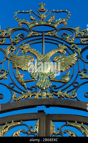 Tsarskoye Selo, Sankt Petersburg, Russland - 29. Februar 2020: Glitzernder goldener doppelköpfiger Adler - das Wappen des Russischen Kaiserreichs und des russischen Fe Stockfoto