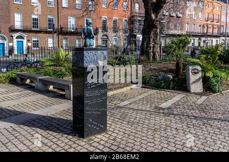 Die Statue einer schwangeren Konstanzer Lloyd .Oscar Wildes Frau des Bildhauers Danny Osborne auf dem Merrion-Platz.Die Sockelplatte enthält einige von Wildes Zitaten Stockfoto