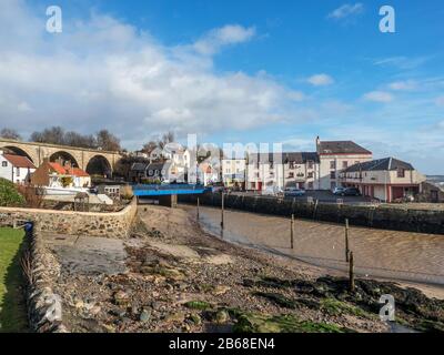 Hafen mit altem Eisenbahnviadukt und Crusoe Hotel am Lower Largo Fife Scotland Stockfoto