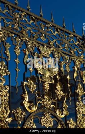 Tsarskoye Selo, Sankt Petersburg, Russland - 29. Februar 2020: Gitter des Katharinenpalastes mit einem glänzenden goldenen doppelköpfigen Adler in der Nähe Stockfoto