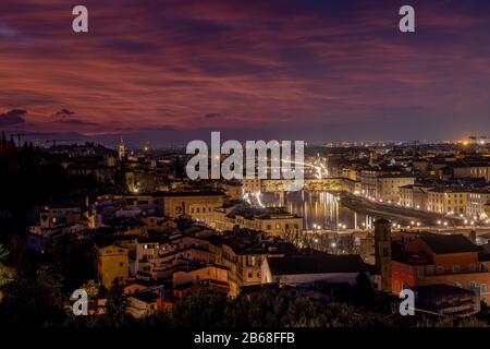 Florenz beleuchtete Aussicht von der Piazza Michelangelo bei Sonnenuntergang Stockfoto