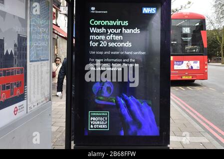 Stamford Hill, London, Großbritannien. März 2020. Coronavirus Public Information Plakattafeln in Stamford Hill. Credit: Matthew Chattle/Alamy Live News Stockfoto