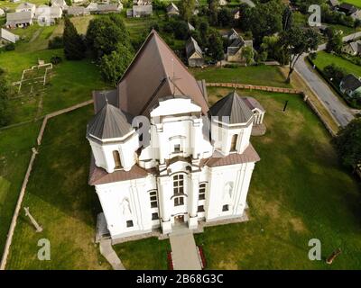 Kraziai-Kirche ST Maria von der Unbefleckten Empfängnis Luftaufnahmen aus der Drohne in Kraziai, Litauen Stockfoto