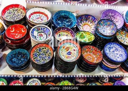 Klassische türkische Keramik zum Verkauf auf dem großen Basar von Istanbul Stockfoto