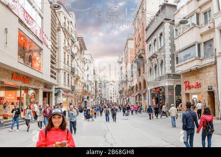 September 2017 in ISTANBUL, TÜRKEI: Menschen gehen entlang der Fußgängerzone von Istiklal Stockfoto