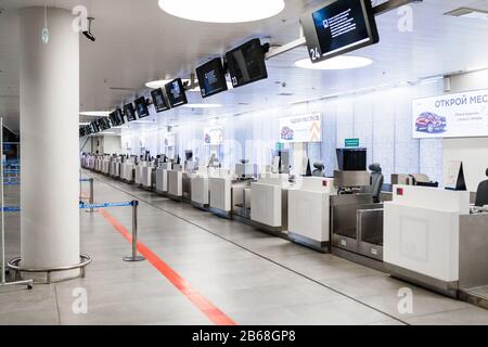 09. SEPTEMBER 2017, KURUMOCH KUF AIRPORT, SAMARA, RUSSLAND: Leerer Check-in-Schalter am Flughafen, der auf Passagiere wartet Stockfoto