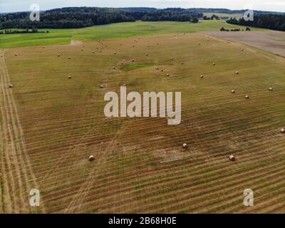 Luftbild der Heuballen auf dem Bauernfeld im Herbst in der Nähe der Kraziai-Stadt, Litauen Stockfoto
