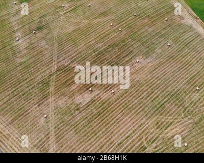 Luftbild der Heuballen auf dem Bauernfeld im Herbst in der Nähe der Kraziai-Stadt, Litauen Stockfoto