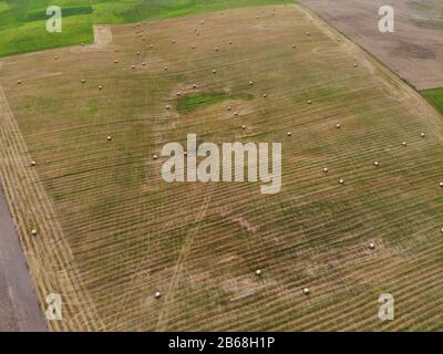 Luftbild der Heuballen auf dem Bauernfeld im Herbst in der Nähe der Kraziai-Stadt, Litauen Stockfoto