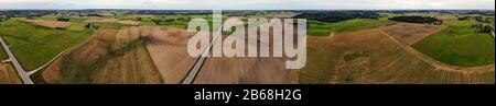 Panoramafotografie im Spätsommer - die Landschaft des litauischen Bauernhofes in der Nähe der Stadt Kraziai im Herbst Stockfoto