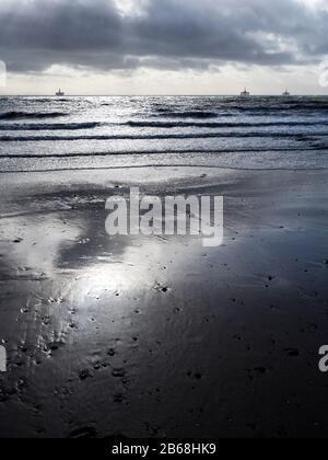 Drei Ölstände im Firth of Forth vom Strand in Lower Largo Fife Scotland Stockfoto