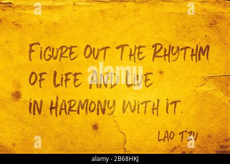 Entziffern Sie den Rhythmus des Lebens und leben Sie in Harmonie damit - das Zitat des alten chinesischen Philosophen Lao Tzu, das auf grunge gelbem Papier gedruckt ist Stockfoto