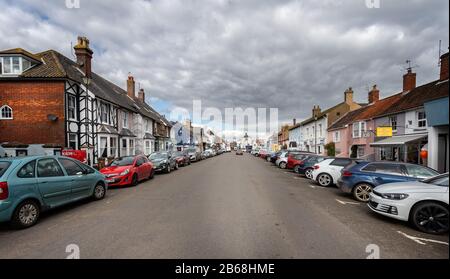 Blick auf die High Street von der Mitte der Straße in Aldeburgh, Suffolk, Großbritannien am 6. März 2020 Stockfoto