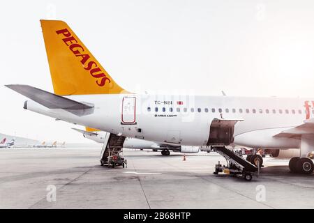 Istanbul, TÜRKEI - 10. SEPTEMBER 2017: Türkische Pegasus-Airline Airbus-Flugzeuge auf dem Asphalt von Istanbul Sabiha Gokcen SAHEN Flughafen Stockfoto