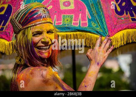 Holi-Feier in puschkar, Rajasthan, Indien. Holi ist ein beliebtes altes Hindu-Festival. Das Festival of Colors ist ein sehr überschwängtes indisches Kulturfestival, das mit Live-Musik, Tanz und dem werfen von farbigen Pulvern abgeschlossen ist. Ziel dieses Ereignisses ist es, Liebe, Freundschaft und Einheit in der Gemeinschaft zu fördern. Tausende Menschen kommen für dieses Farbenfest aus der ganzen Welt, Holi, das sowohl bei Nicht-Hindus als auch in vielen Teilen Südasiens populär geworden ist, als auch bei Menschen anderer Gemeinden außerhalb Asiens. (Foto von Shaukat Ahmed/Pacific Press/Sipa USA) Stockfoto