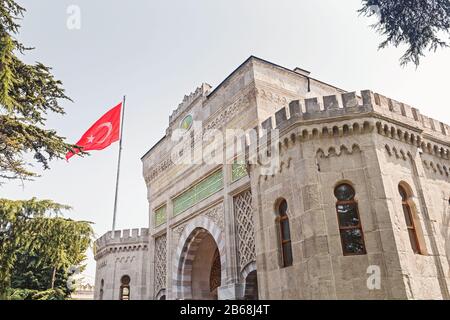 Panoramablick auf den historischen Eingang der Universität Istanbul am Beyazit Platz. Konzept Bildung in der Türkei Stockfoto