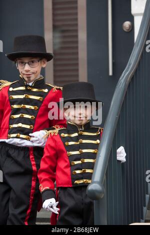 London, Stamford Hill, Großbritannien. März 2020. Ultra-orthodoxen jüdischen Kindern, die sich in einem eleganten Kleid kleiden, um den jüdischen Purim-Urlaub in der Gegend von Stamford Hill in London zu feiern. Das Festival beinhaltet die Lektüre des Buches Esther, in dem die Niederlage Hamans beschrieben wird, des Beraters des persischen Königs, Der vor 2.500 Jahren das jüdische Volk massakriert hat, ein Ereignis, das durch Esthers Mut verhindert wurde. Das fest von Purim wird jedes Jahr am 14. Des hebräischen Monats Adar im jüdischen Kalender gefeiert. Credit: Marcin Nowak/Alamy Live News Stockfoto