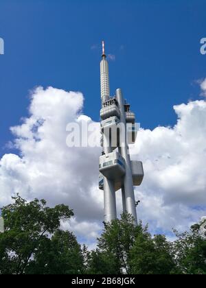 Zizkov Fernsehturm für Fernsehsignale in Prag, Tschechien Stockfoto