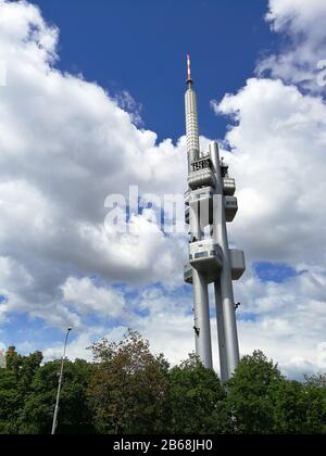 Zizkov Fernsehturm für Fernsehsignale in Prag, Tschechien Stockfoto