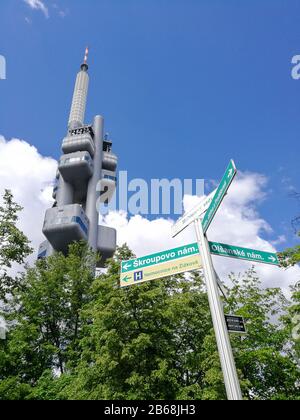 Zizkov Fernsehturm für Fernsehsignale in Prag, Tschechien Stockfoto