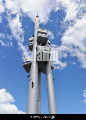 Zizkov Fernsehturm für Fernsehsignale in Prag, Tschechien Stockfoto