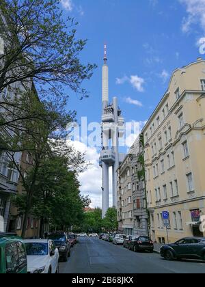 Zizkov Fernsehturm für Fernsehsignale in Prag, Tschechien Stockfoto