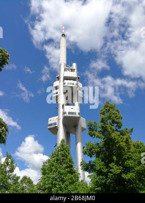 Zizkov Fernsehturm für Fernsehsignale in Prag, Tschechien Stockfoto