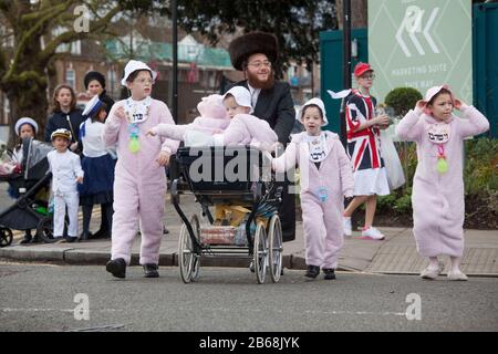 London, Stamford Hill, Großbritannien. März 2020. Ultra-orthodoxen jüdischen Kindern, die sich in einem eleganten Kleid kleiden, um den jüdischen Purim-Urlaub in der Gegend von Stamford Hill in London zu feiern. Das Festival beinhaltet die Lektüre des Buches Esther, in dem die Niederlage Hamans beschrieben wird, des Beraters des persischen Königs, Der vor 2.500 Jahren das jüdische Volk massakriert hat, ein Ereignis, das durch Esthers Mut verhindert wurde. Das fest von Purim wird jedes Jahr am 14. Des hebräischen Monats Adar im jüdischen Kalender gefeiert. Credit: Marcin Nowak/Alamy Live News Stockfoto