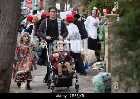 London, Stamford Hill, Großbritannien. März 2020. Ultra-orthodoxen jüdischen Kindern, die sich in einem eleganten Kleid kleiden, um den jüdischen Purim-Urlaub in der Gegend von Stamford Hill in London zu feiern. Das Festival beinhaltet die Lektüre des Buches Esther, in dem die Niederlage Hamans beschrieben wird, des Beraters des persischen Königs, Der vor 2.500 Jahren das jüdische Volk massakriert hat, ein Ereignis, das durch Esthers Mut verhindert wurde. Das fest von Purim wird jedes Jahr am 14. Des hebräischen Monats Adar im jüdischen Kalender gefeiert. Credit: Marcin Nowak/Alamy Live News Stockfoto