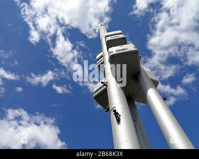 Zizkov Fernsehturm für Fernsehsignale in Prag, Tschechien Stockfoto