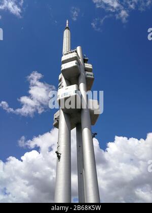 Zizkov Fernsehturm für Fernsehsignale in Prag, Tschechien Stockfoto