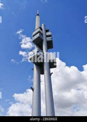 Zizkov Fernsehturm für Fernsehsignale in Prag, Tschechien Stockfoto