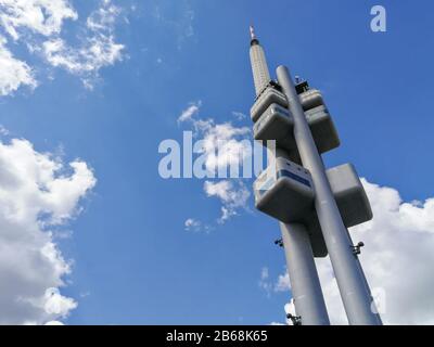 Zizkov Fernsehturm für Fernsehsignale in Prag, Tschechien Stockfoto