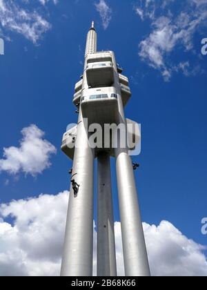 Zizkov Fernsehturm für Fernsehsignale in Prag, Tschechien Stockfoto