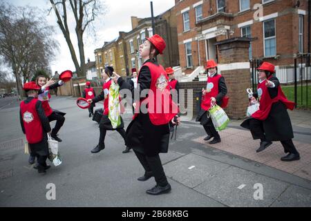 London, Stamford Hill, Großbritannien. März 2020. Ultra-orthodoxen jüdischen Kindern, die sich in einem eleganten Kleid kleiden, um den jüdischen Purim-Urlaub in der Gegend von Stamford Hill in London zu feiern. Das Festival beinhaltet die Lektüre des Buches Esther, in dem die Niederlage Hamans beschrieben wird, des Beraters des persischen Königs, Der vor 2.500 Jahren das jüdische Volk massakriert hat, ein Ereignis, das durch Esthers Mut verhindert wurde. Das fest von Purim wird jedes Jahr am 14. Des hebräischen Monats Adar im jüdischen Kalender gefeiert. Credit: Marcin Nowak/Alamy Live News Stockfoto