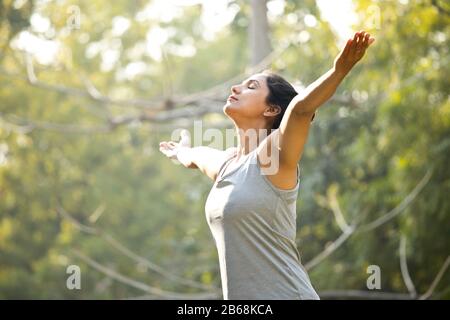 Schöne Frau Ausübung im Park Stockfoto