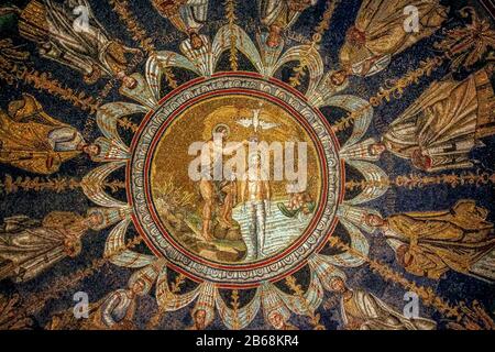 Italien - Emilia Romagna - Ravenna - Neonisches Baptisterium - Mosaische Taufe Christi Stockfoto