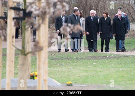 10. März 2020, Sachsen, Zwickau: Martin Dulig (l-r), Wirtschaftsminister Sachsens, Bundespräsident Frank-Walter Steinmeier, Pia Findeiß (SPD), Oberbürgermeister von Zwickau, und Rainer Eichhorn (CDU), ehemaliger Oberbürgermeister von Zwickau, spazieren im Schwanenteichpark zur Gedenkstätte für die Opfer der rechtsgerichteten Terrorgruppe "Nationalsozialistischer Untergrund" (NSU). Zuvor hatte Steinmeier an einer Diskussionsrunde zum Thema "Gemeinsam gegen Hass und Gewalt - lassen Sie Kommunalpolitiker nicht allein! Teilgenommen. Foto: Sebastian Kahnert / dpa-Zenralbild / dpa Stockfoto