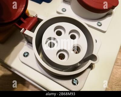 Dreiphasige AC-Steckdosen mit Schutzabdeckungen Stockfoto