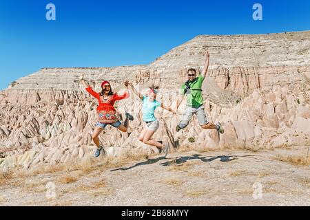 Drei junge Freunde springen und haben Spaß in Kappadokien, Türkei Stockfoto