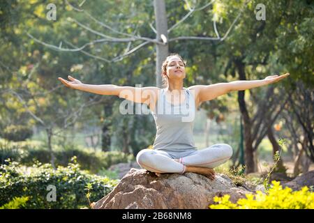 Schöne Frau Ausübung im Park Stockfoto