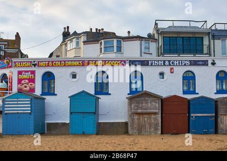 Café- und Strandhütten am Broadstairs Beach, East Kent, im Südosten Englands Stockfoto