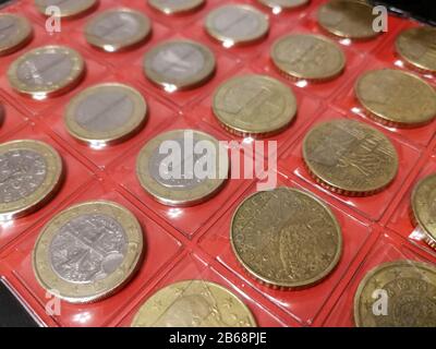 Verschiedene Münzen im Numismatik-Album schließen sich aus. Hobby der Numismatik Stockfoto