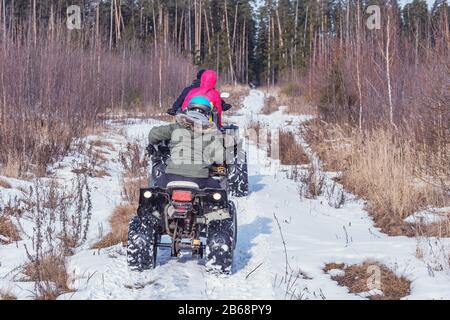 Familie auf dem ATV Quad Bikes. Stockfoto