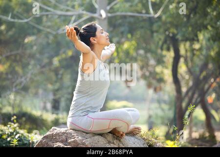 Schöne Frau Ausübung im Park Stockfoto