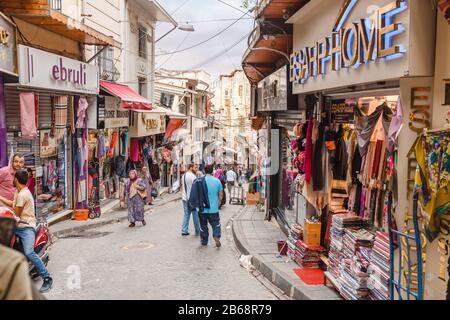 28. SEPTEMBER 2017, ISTANBUL, TÜRKEI: Enge Straße voller verschiedener Geschäfte und Menschen in der Nähe des großen Basar-Marktes Stockfoto