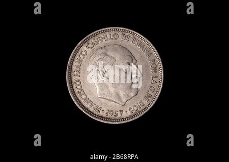 Fünf Pesetas-Münzen isoliert auf dem dunklen Hintergrund Stockfoto