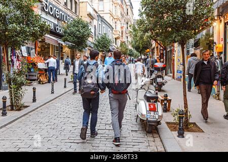 29. SEPTEMBER 2017, ISTANBUL, TÜRKEI: Touristen und Bewohner der Stadt schlendern entlang der wichtigsten Fußgängerzone der Stadt - Istiklal Stockfoto